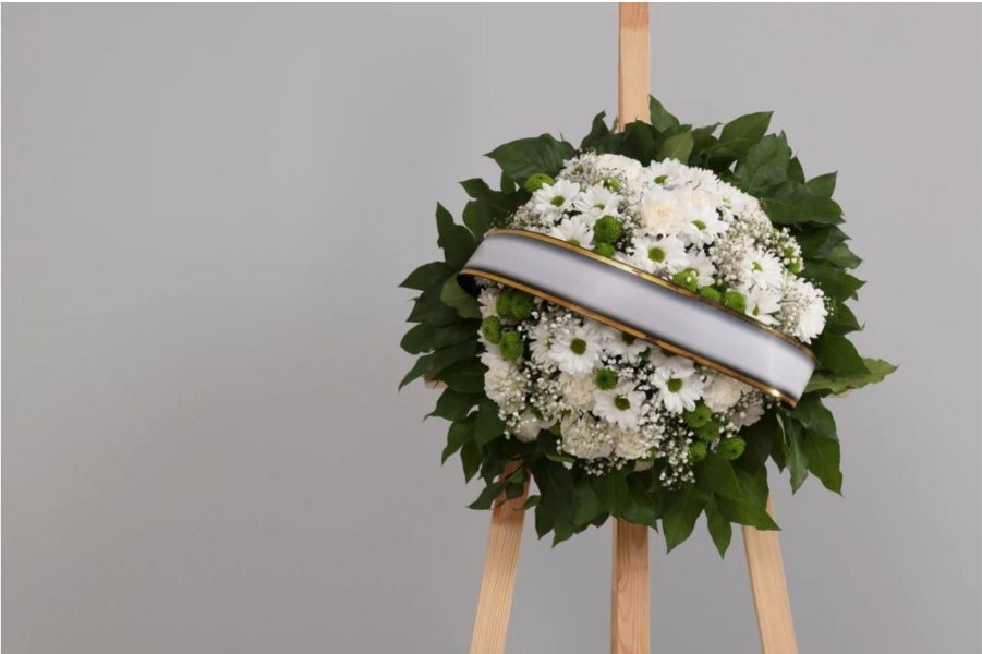 Tipos de coronas y arreglos florales para funerales: guía completa